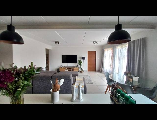 3 BEDROOM APARTMENT FOR SALE IN GLEN MARAIS